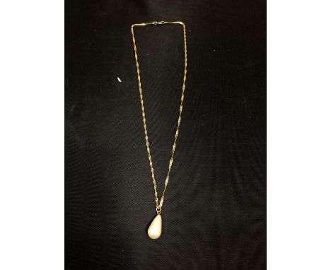 A SIMULATED PEARL DROP PENDANT ON A 9CT GOLD NECKLACE 2.8 GRAMS 