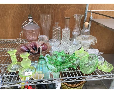 A QUANTITY OF GLASSWARE TO INCLUDE CLEAR MIXED ITEMS, ROSE TINT LAMP AND BOWL, GREEN GLASS BOWLS ETC. 