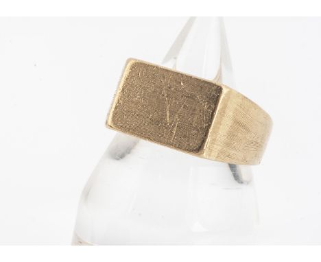 A continental 14k marked signet ring, the rectangular top, with textured shoulders, marked to inner shank, ring size Y, 19g