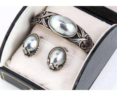 A contemporary silver Arts and Crafts style Osme?a pearl and garnet bracelet and stud earring set, oval pearls in collet sett