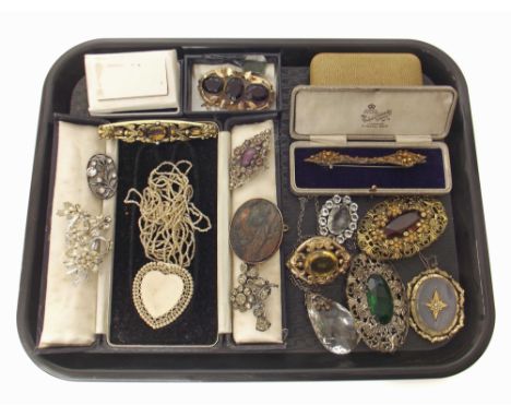 Collection of assorted vintage costume jewellery, to include a moss agate brooch etc. We are unable to provide condition repo