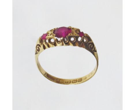 A ruby 3-stone boat head ring, 18ct gold, hallmarked 1915 (SH5092) We are unable to provide condition reports for this sale.