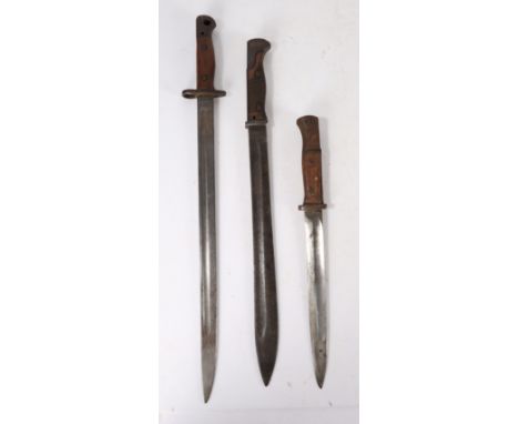 First World War German M1898/05 'Butcher' Bayonet, together with a British Pattern 1907 sword bayonet by Wilkinson dated 11 '