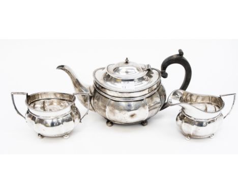 An Art Deco silver three piece teaset, comprising teapot (a/f), milk jug and sugar basin, Birmingham 1923, Ernest Druiff & Co