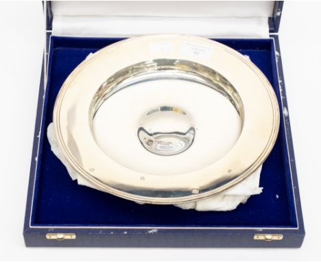 A Richard Comyns sterling silver circular dish, stamped to underside 'Comyns, London', London 1990, 25.5 cm in diameter, 725.