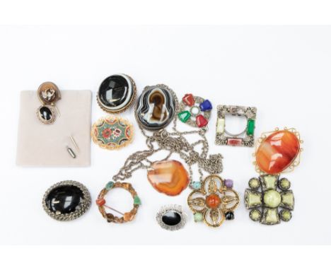 Pendants, brooches and stick pins, in micro mosaic hardstone, onyx, cornelia, Celtic, etc 
