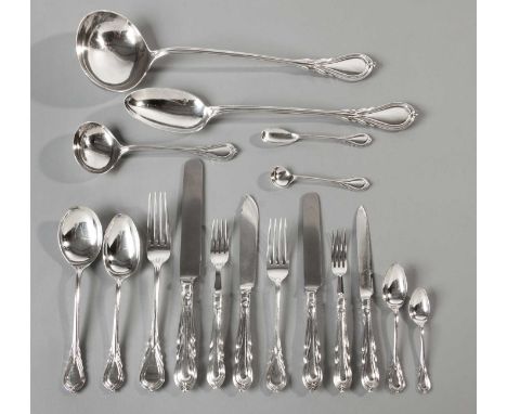 A GEORGE V SET OF LILY PATTERN SILVER CUTLERY, JOHN ROUND AND SONS, SHEFFIELD, 1923 Comprising: twelve table knives, twelve t