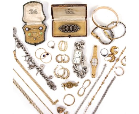 A QUANTITY OF VARIOUS GOLD AND OTHER JEWELLERY to include a hinged 9 carat gold bangle, various necklaces, earrings, white me