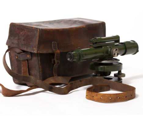 AN EARLY 20TH CENTURY GREEN PAINTED SURVEYORS LEVEL 26cm long x 14cm high in a leather case