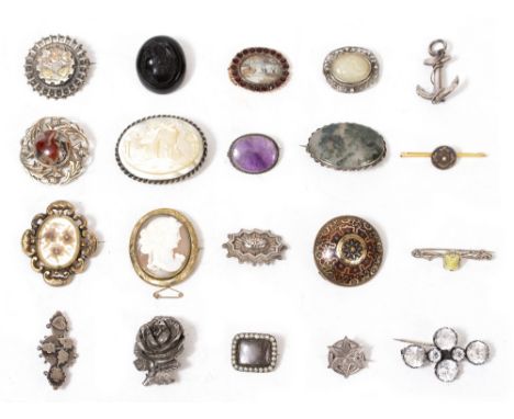 A COLLECTION OF ANTIQUE BROOCHES to include a tortoise shell and yellow metal inlaid brooch, a cameo brooch, a moss agate typ