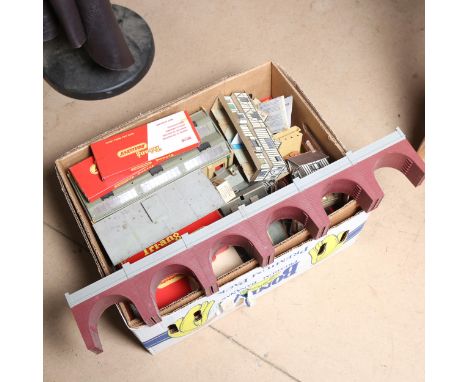 TRI-ANG RAILWAYS - a quantity of Vintage model railway accessories, including cardboard assembly buildings, Hornby Viaduct et