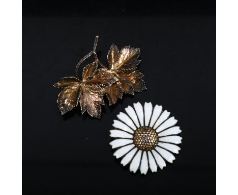 Boxed Flora Danica vermeil sterling silver leaf brooch, and a Volmer Bahner white enamel daisy pattern brooch (2) 