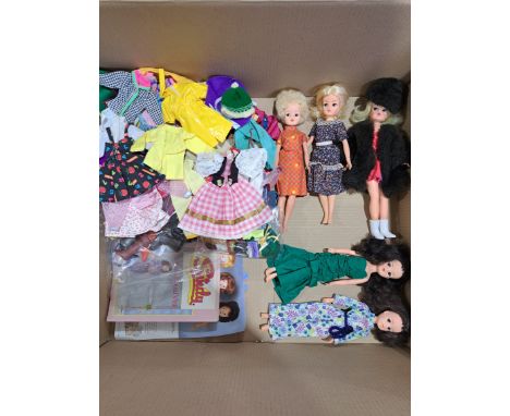 Pedigree vintage Sindy dolls plus doll accessories including six x Pedigree dressed Sindy dolls and a range of fashion doll c