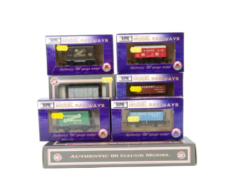 Dapol 00 Gauge Wagons, including various PO wagons (8, one twin pack), GWR and SR Container trucks (2), various Vans (5), Hop