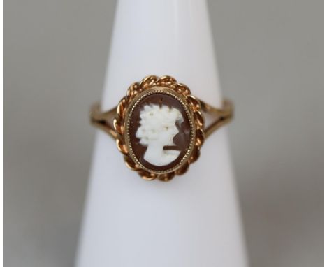 Gold cameo set ring - Size L½ 