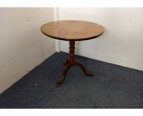 A Georgian mahogany tilt-top tripod table, turned columns, three splayed feet, 72 cm diameter x 72 cm high