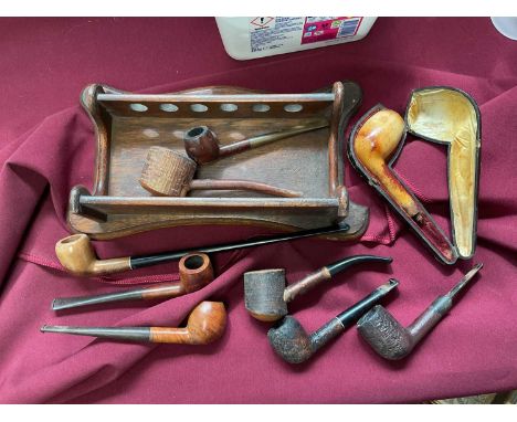 Collection of mixed pipes, together with an oak pipe rack.