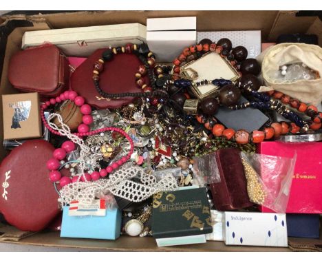 Large quantity of vintage and later costume jewellery and bijouterie (4 boxes)