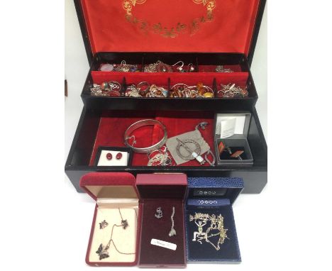 Jewellery box containing silver and white metal jewellery including 1960s bangle, enamelled pendant on chain, Victorian style
