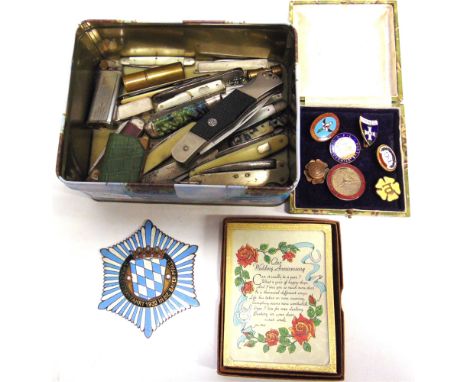 ASSORTED COLLECTABLES  comprising a German enamel car badge, '3. Polizeisternfahrt 1932 in Die Bayer.Pfalz.'; various pen kni