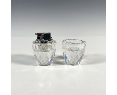 This brilliant pair of clear faceted crystal pieces includes a lighter and a piece holder, perfect for housing your cigar cut