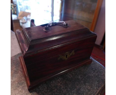 SOLD IN TIMED AUCTION-A Georgian mahogany tea caddy of rectangular form, having fitted interior.
H-14cm, W-23cm, D-14cm 