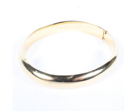 An Italian 18ct yellow gold ladies hinged bangle, of curved design, diameter 7cm, 27.2g