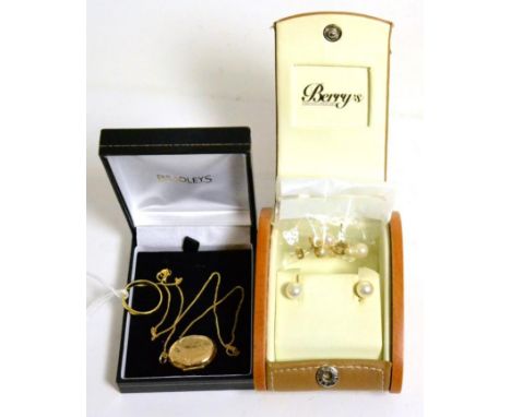 An 18ct gold band ring, chain with clasp stamped '18KT', a 9ct gold locket, a pair of 9ct gold pearl set earrings and another