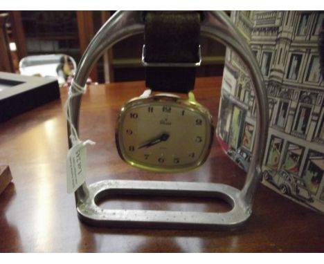 Novelty clock suspended from a saddle 