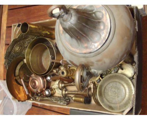 Assorted brassware to include two riveted brass pans, horse brasses and a lidded copper urn