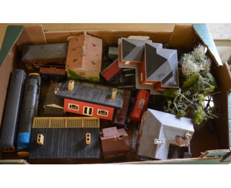 Various model railway scenery buildings and carriages / wagons