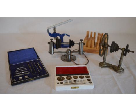 Mixed watchmakers tools including a small set of weights