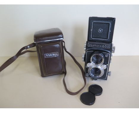 A Yashica 635 twin Reflex camera with case SX 5121016 