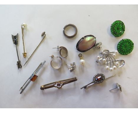 A 900 platinum arrow pin, and other brooches, and jewellery 