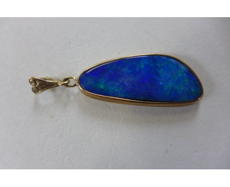 A 9ct yellow gold opal pendant, 4.5cm long, approx 4.8 grams, in good condition 