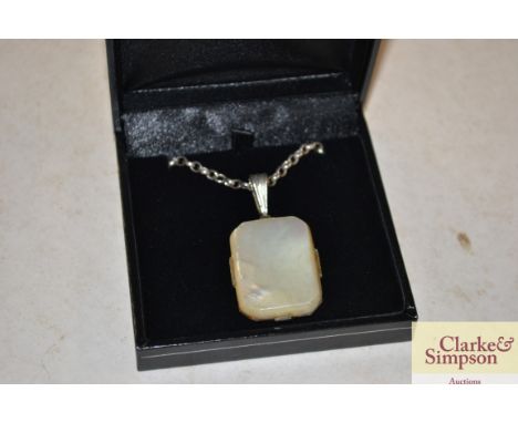 A mother of pearl mounted 925 pendant with chunky chain
