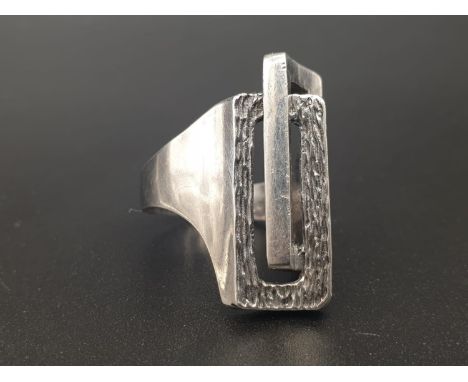 AN UNUSUAL SHAPED SILVER DRESS RING WITH TWO RECTANGULAR SHAPES INTERLOCKED.8.6gms   size N/M 