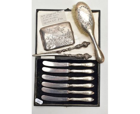 A SELECTION OF SILVER AND WHITE METAL ITEMS, to include a 1920s silver Japanese cigar case, stamped sterling silver to inner 