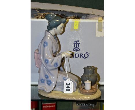 A BOXED LLADRO 'JAPANESE GIRL SERVING TEA', model no 5122, sculptor Victor Martinez, issued in 1982 and retired 1994, height 
