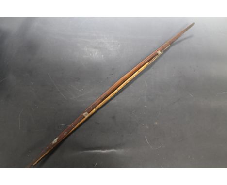 AN ANTIQUE AFRICAN HUNTING BOW, with a small quantity of arrows, L 149 cm