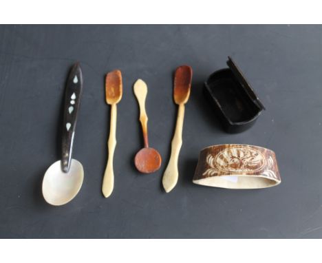 A SMALL QUANTITY OF COLLECTABLES, to include horn spoons, napkin rings, a snuff box, Mother-of-Pearl spoon etc