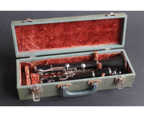 A VINTAGE UNBRANDED CLARINET in carry case