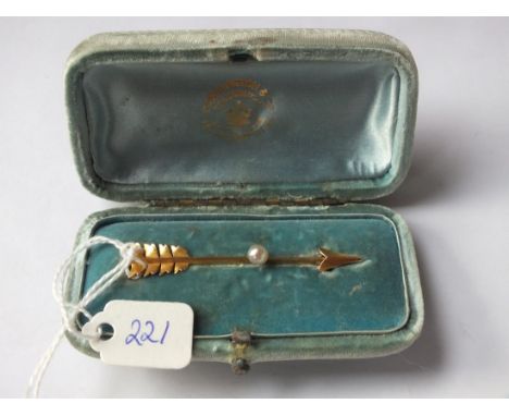 Gold arrow brooch mounted with a pearl  5.5cm long  3.4g inc boxed      