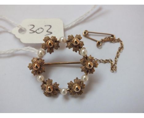 9ct pearl and floral decorated circular brooch 4g.   