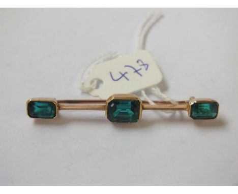 Gold green three stone bar brooch      