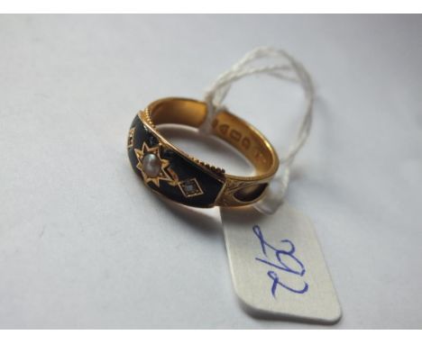 18ct gold pearl, diamond enamel mourning  ring approx 3g       