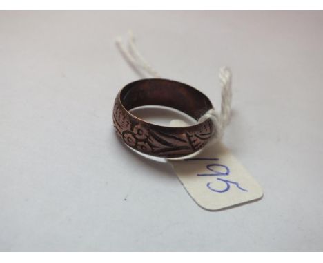 9ct rose gold wide engraved wedding band  approx size 4.1g       