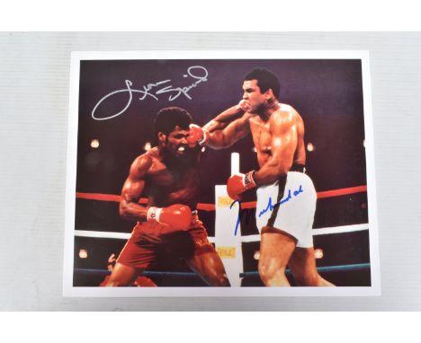 A SIGNED 10 x 8 COLOUR PHOTOGRAPH OF MUHAMMAD ALI &amp; LEON SPINKS in boxing ring at a Sports Show in Kansas City, signed in