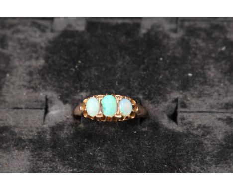 Ladies 9ct Gold 3 Stone Opal ring 4.1g total weight 