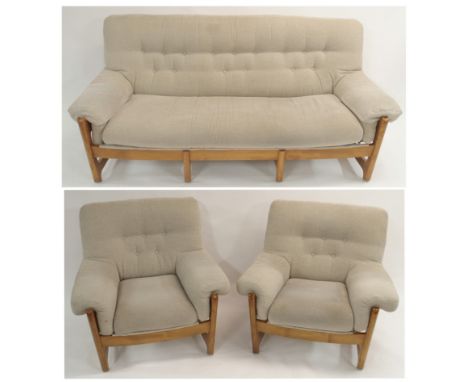 AN ERCOL MID CENTURY WYCHWOOD THREE PIECE SUITE, comprising elm framed three seater sofa with light coloured upholstery, 90cm